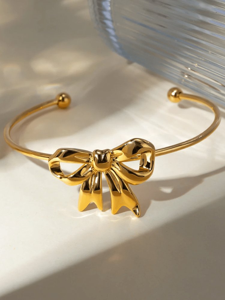 Bracelet jonc doré nœud papillon porté grâce