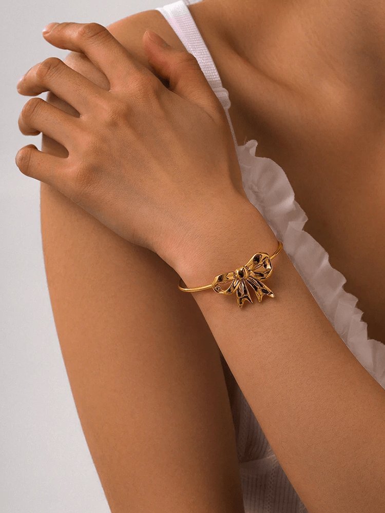 Bracelet jonc doré nœud papillon détail harmonie