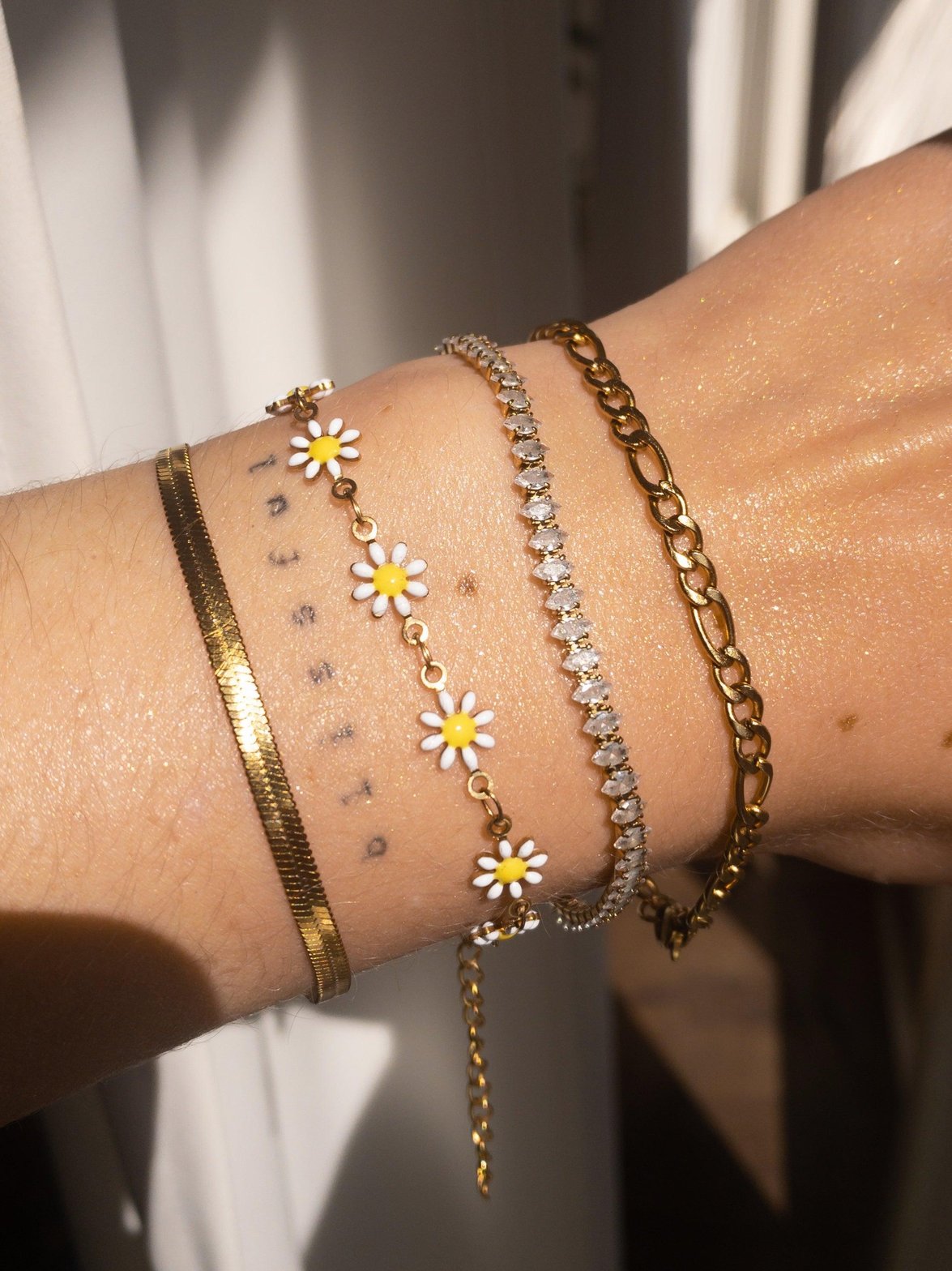 Détail du bracelet marguerite fleurs blanches étoile