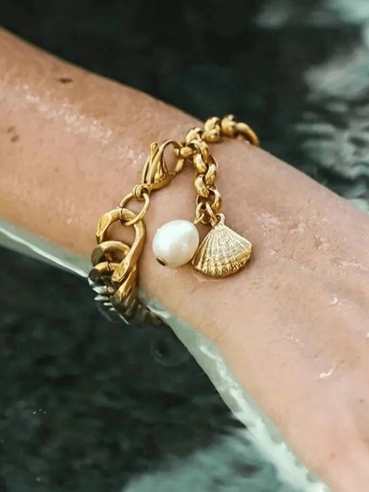Bracelet doré avec perle et coquillage soleil