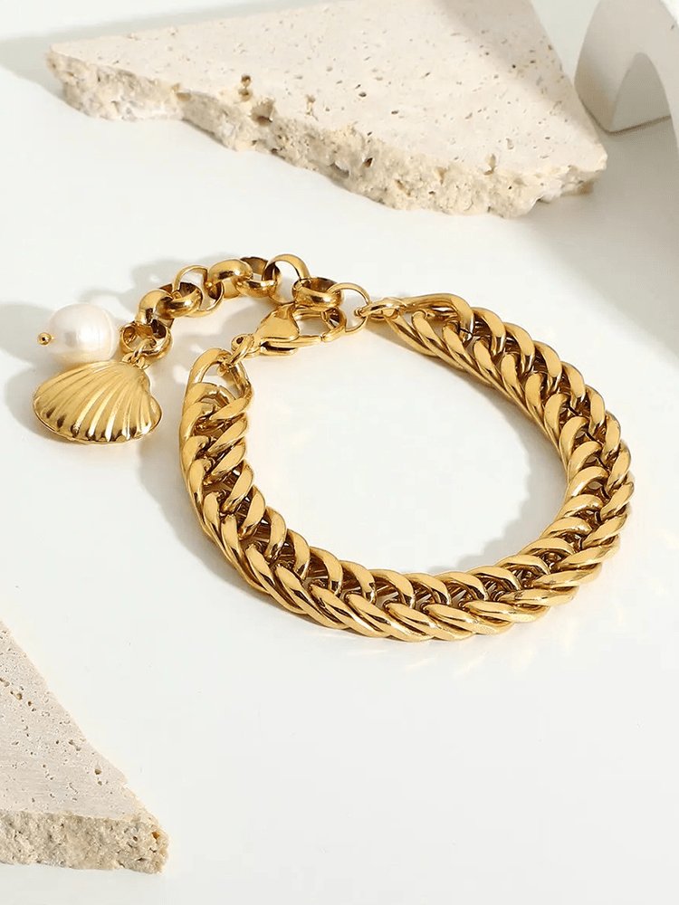 Détail du bracelet perle et coquillage vague