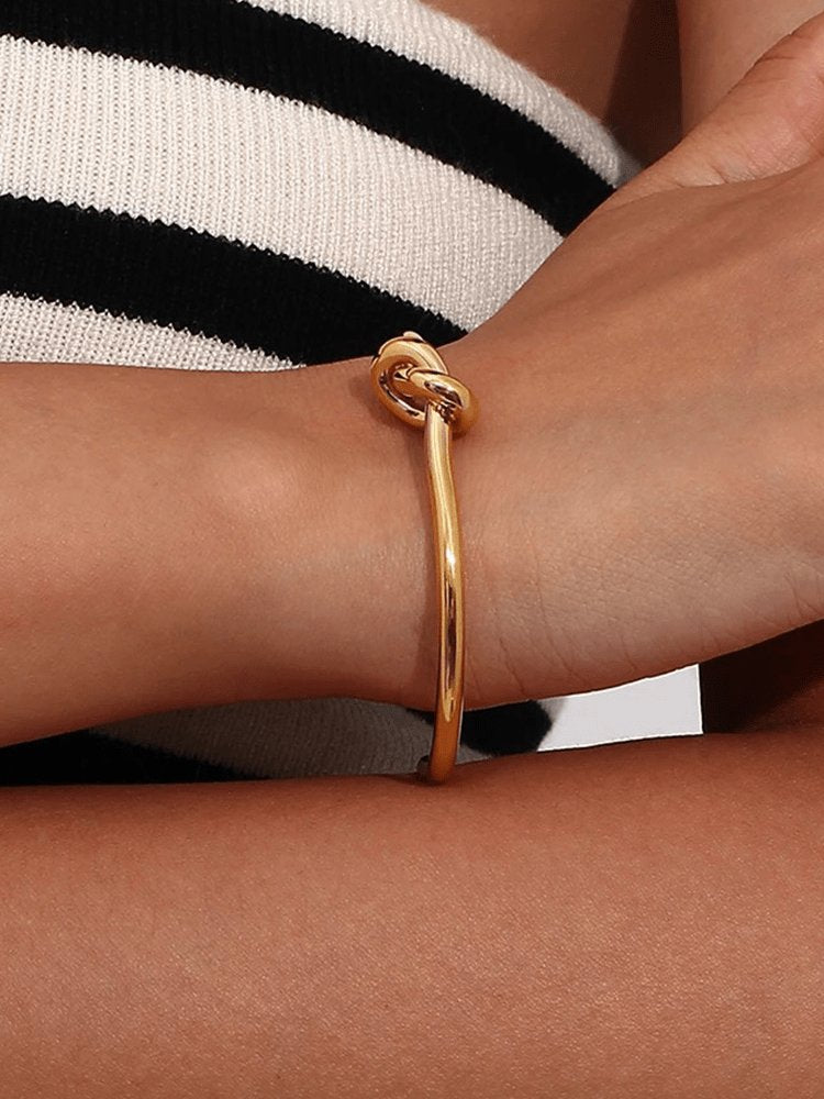 Bracelet doré design moderne éclat