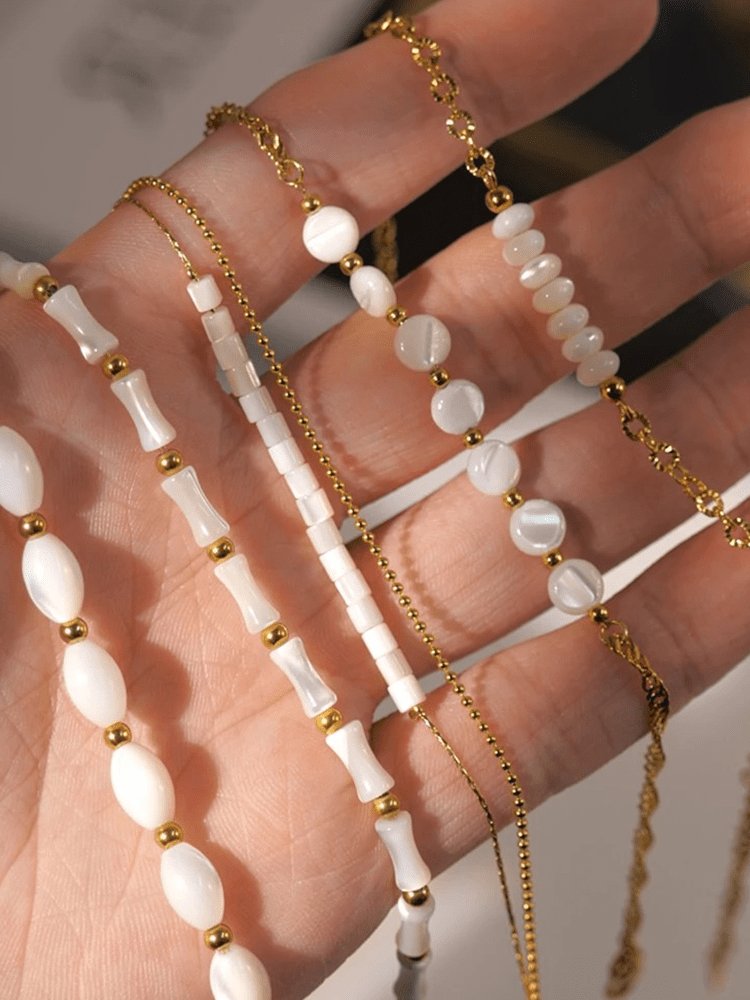 Bracelet nacre doré sur fond blanc horizon