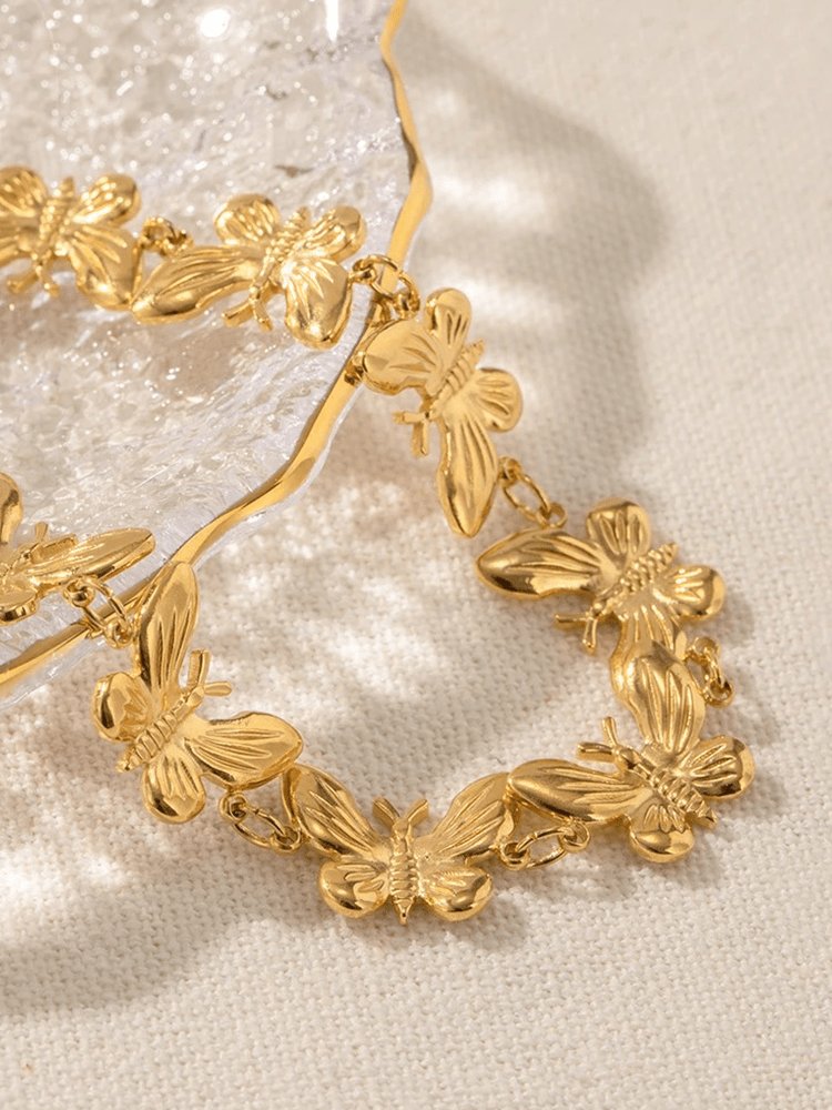Vue rapprochée du bracelet papillon doré grâce