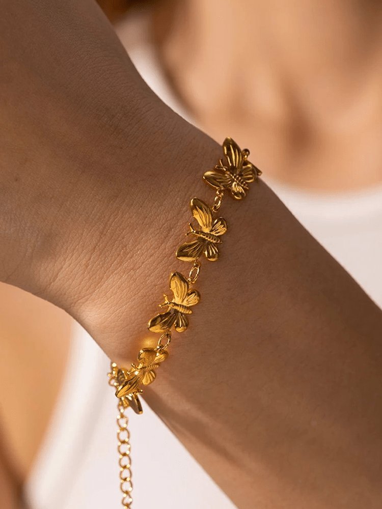 Détail du bracelet papillon plaqué or élégance
