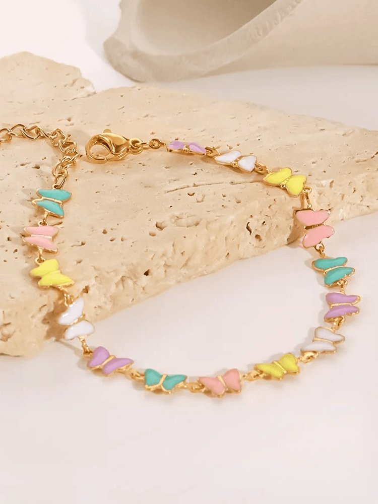 Bracelet papillon porté au poignet léger