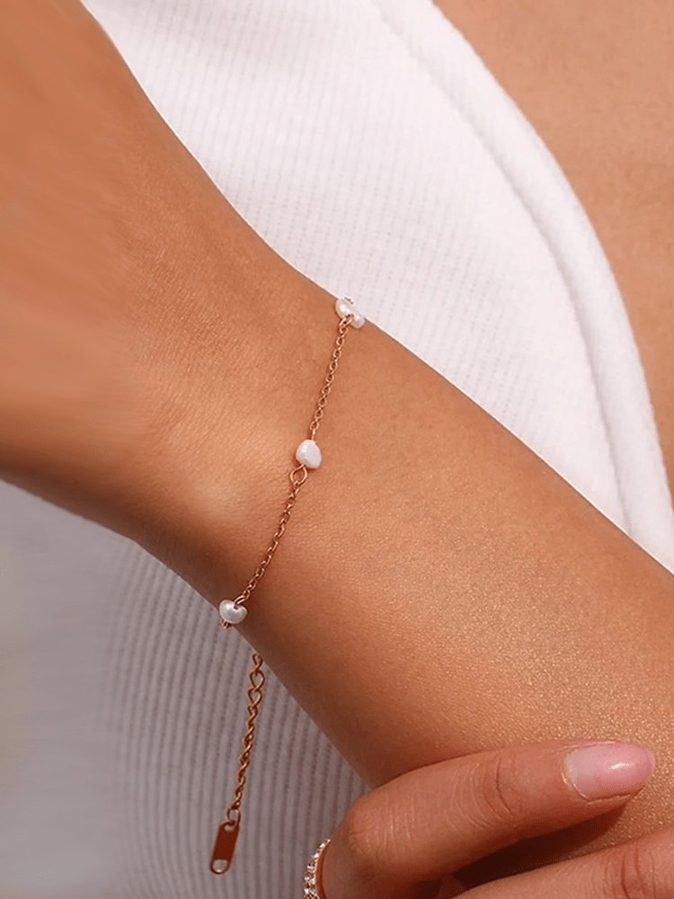 Bracelet perles d'eau douce or porté élégance