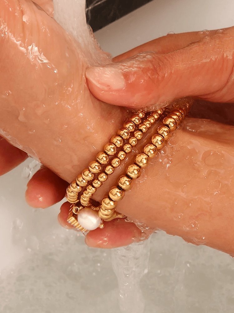 Bracelet perles or porté étoile