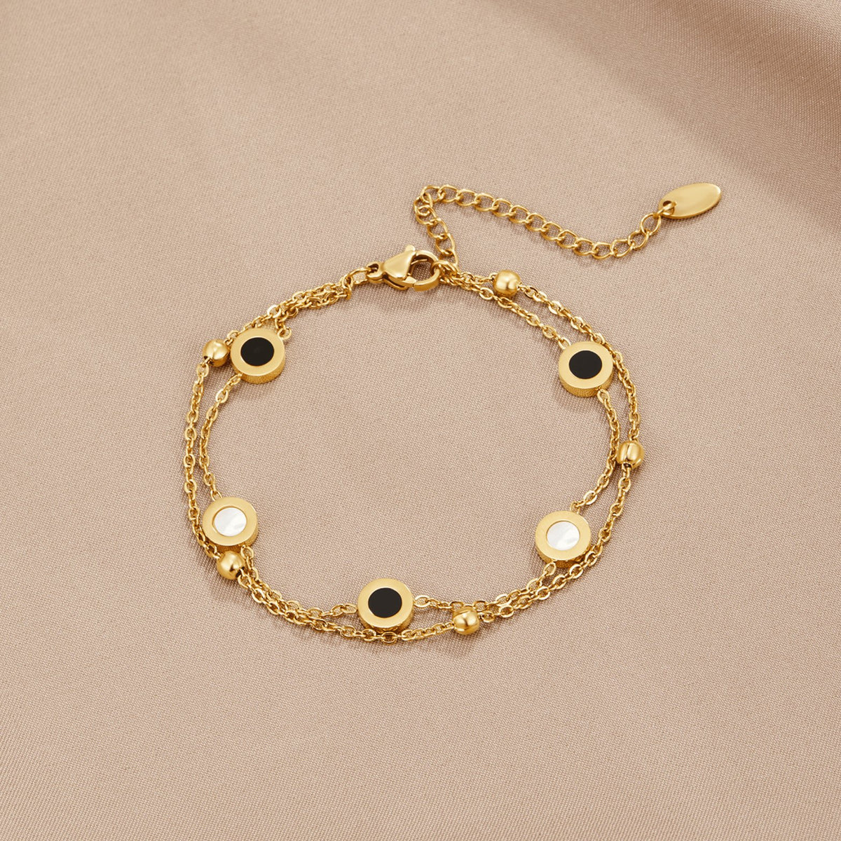 Bracelet onyx et or sur fond blanc soleil