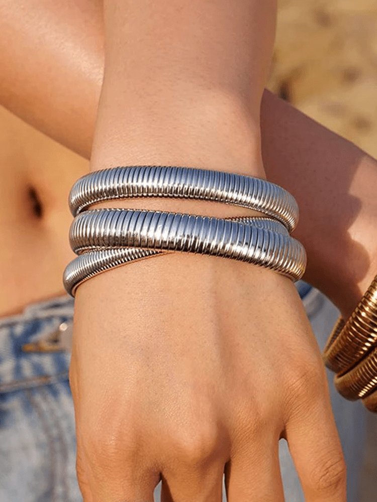 Bracelet serpent argenté porté élégance