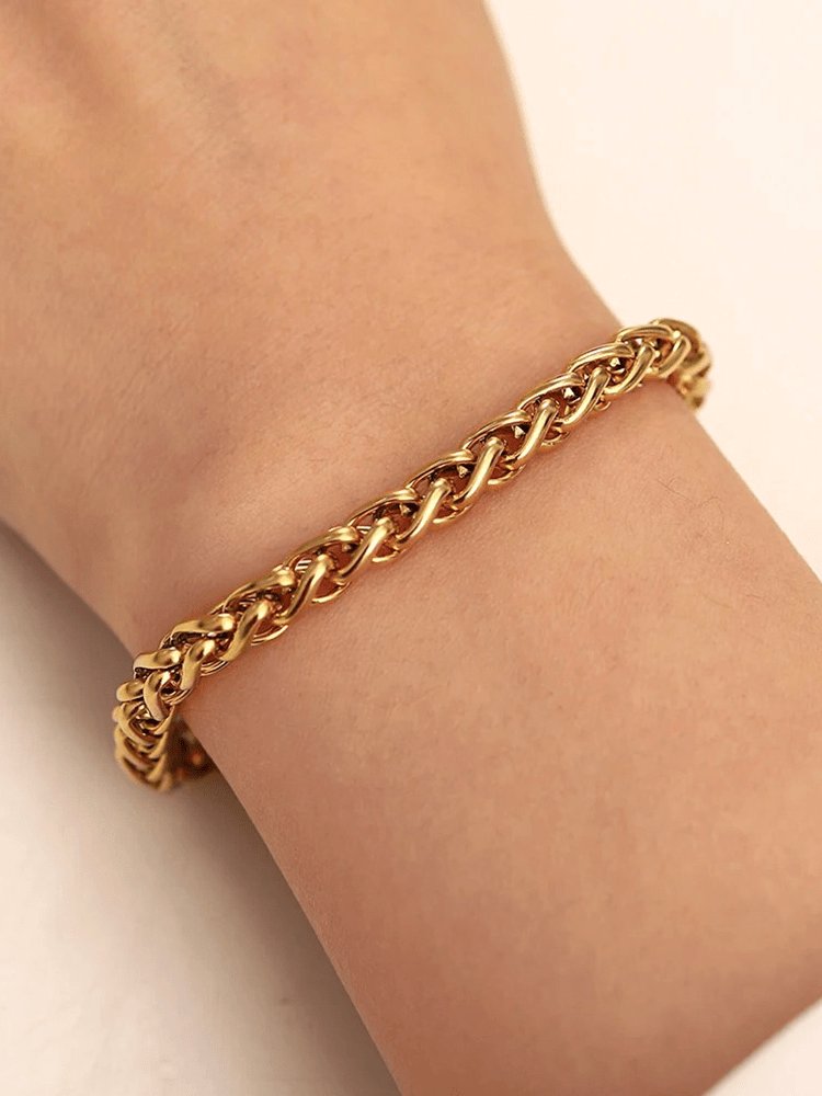 Bracelet tressé or élégant porté harmonie