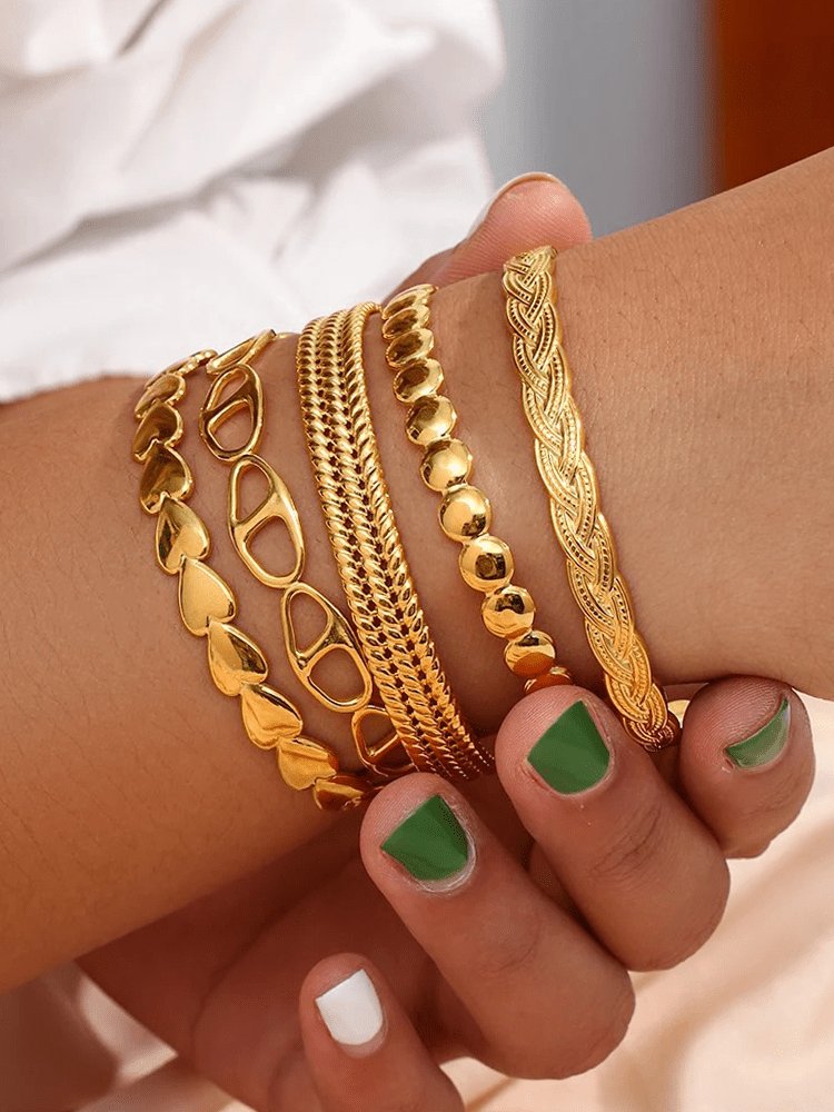 Bracelet tressé plaqué or élégant porté harmonie