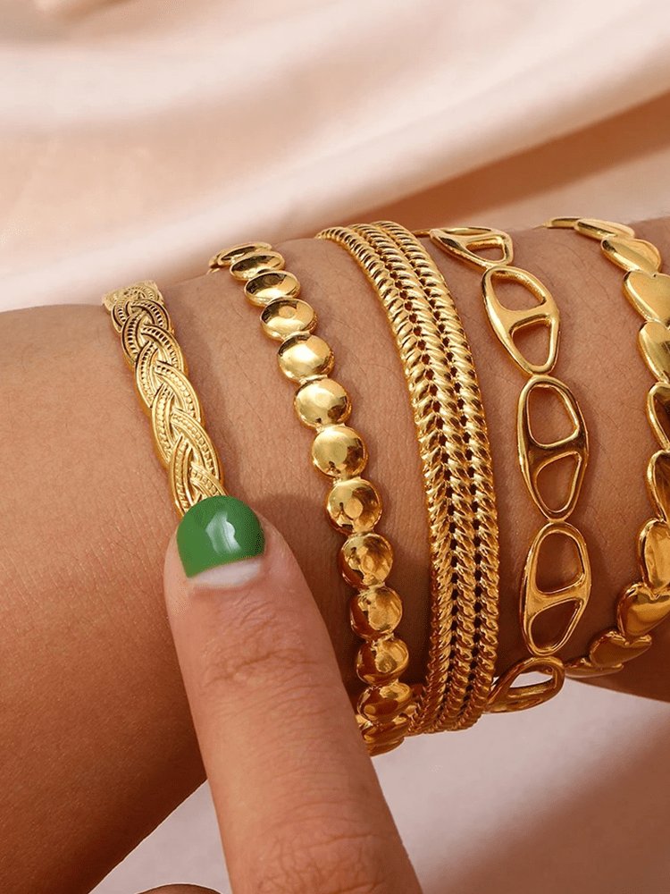 Bracelet tressé plaqué or porté au poignet soleil