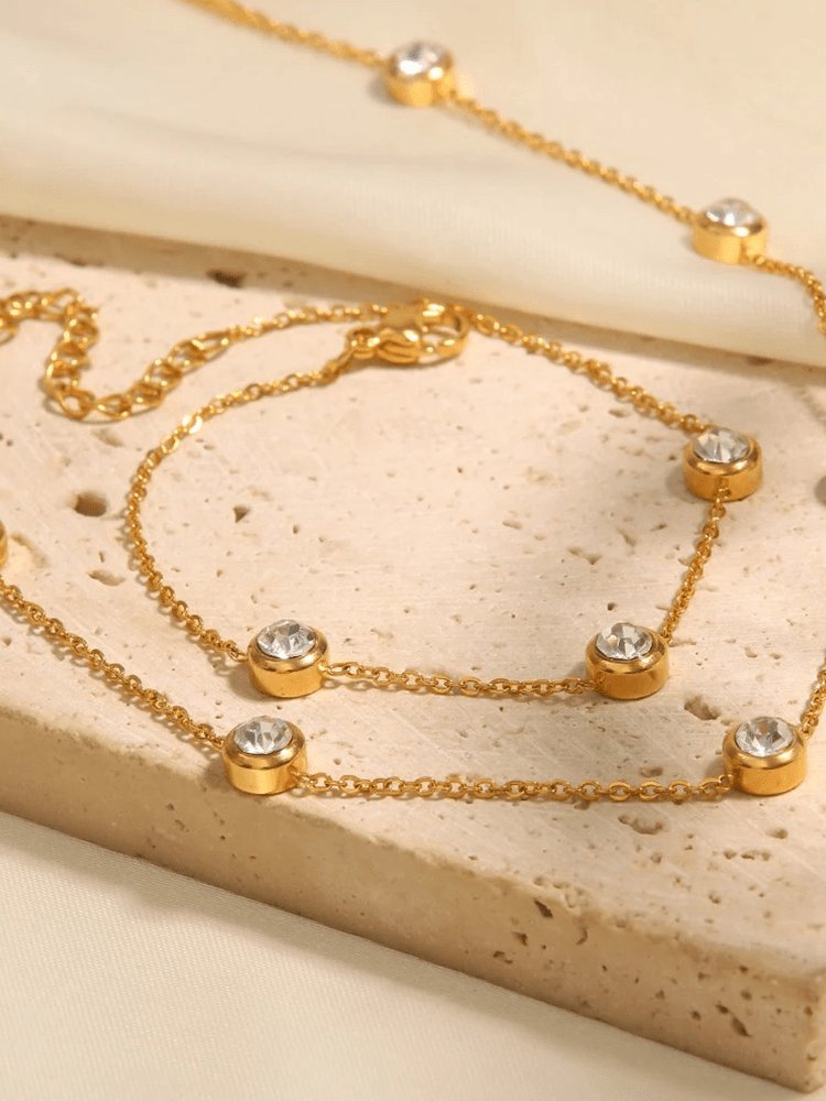 Détail du bracelet doré avec cristaux brillants lumière