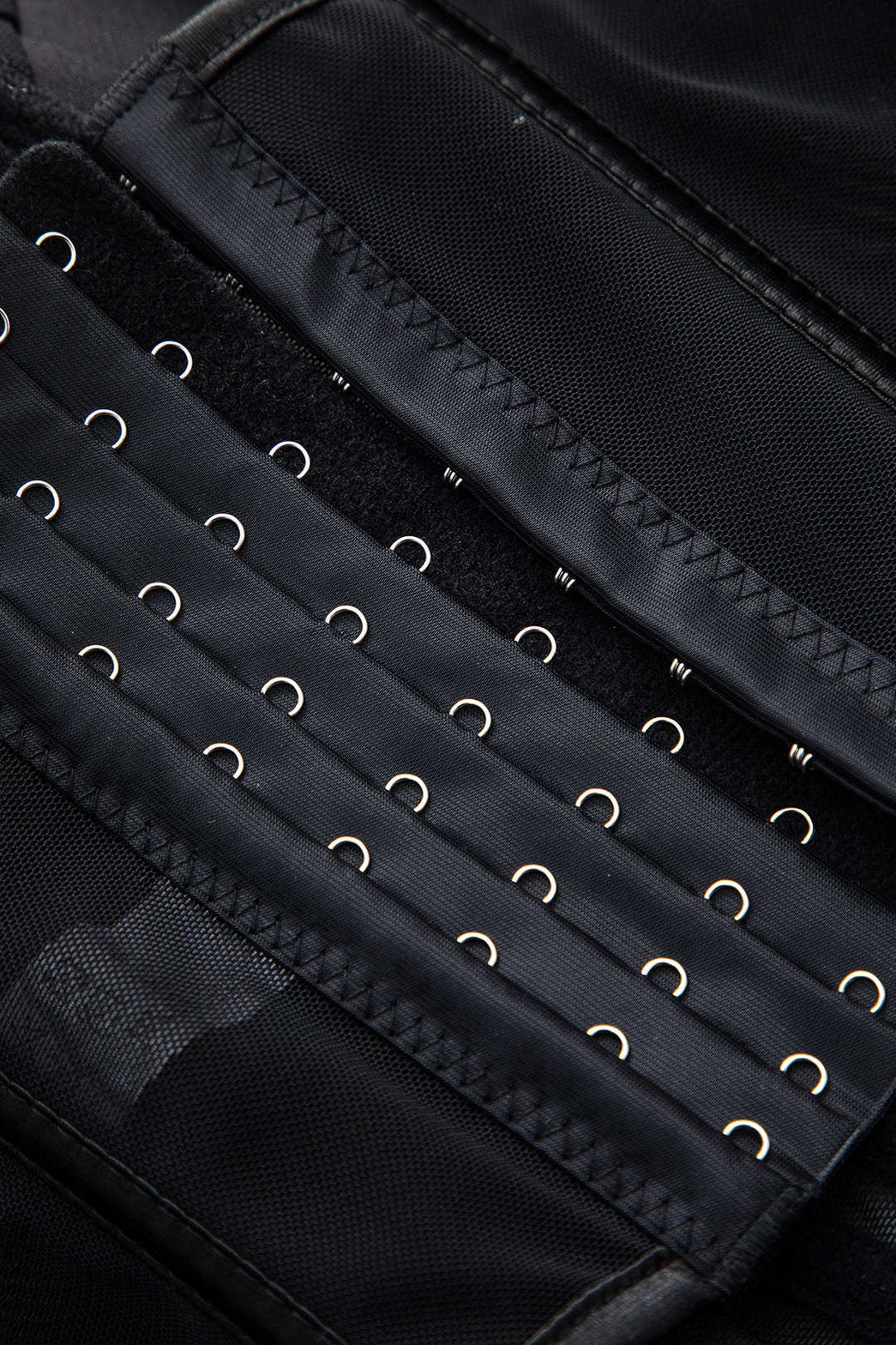 Détail des finitions du bustier - Raffinement