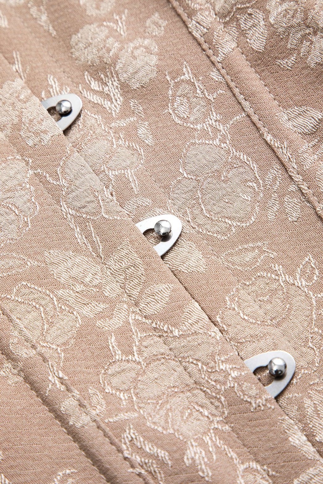 Corset bustier porté avec jupe plume