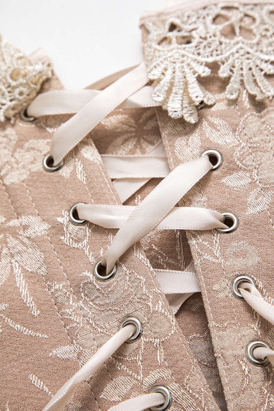Détail dentelle du corset bustier soleil