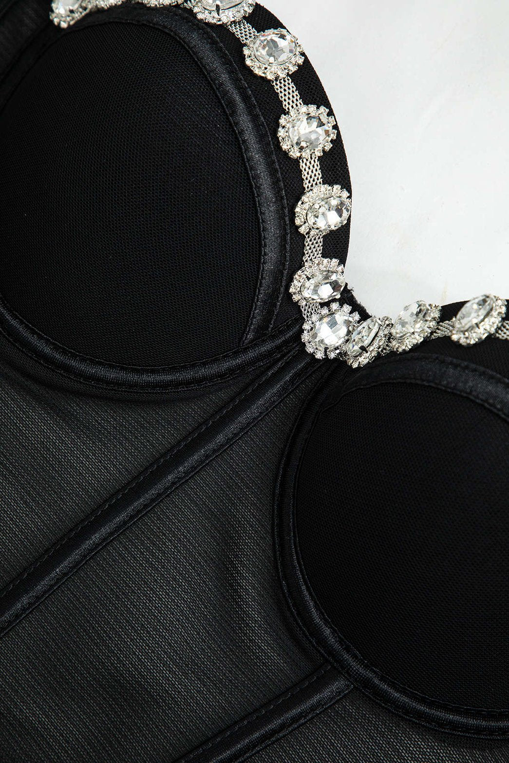 Détail des cristaux sur bustier noir lune