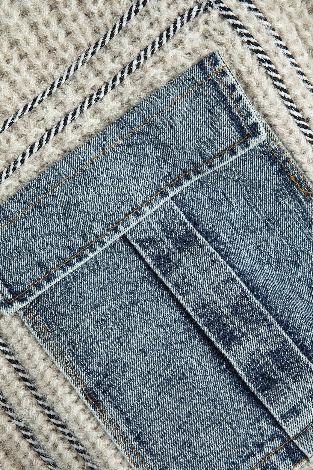 Vue latérale du cardigan beige nuage