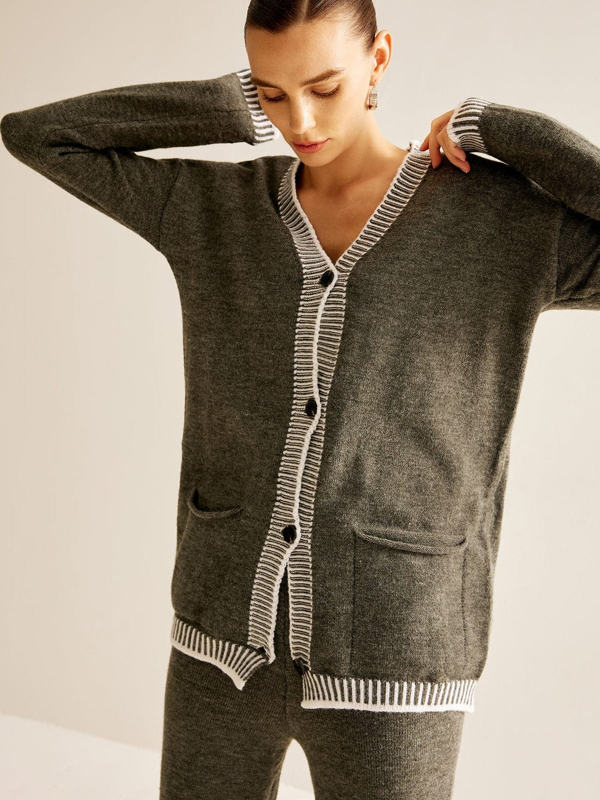 Ensemble cardigan et pantalon assorti gracieux