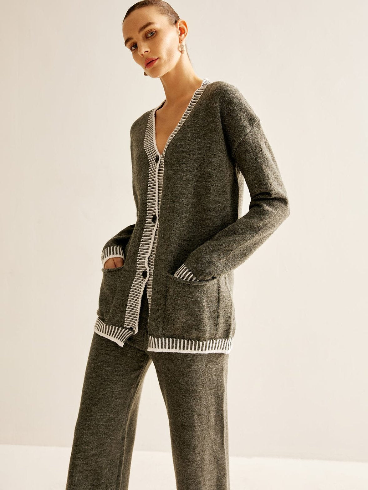 Vue de dos du cardigan chaleureux