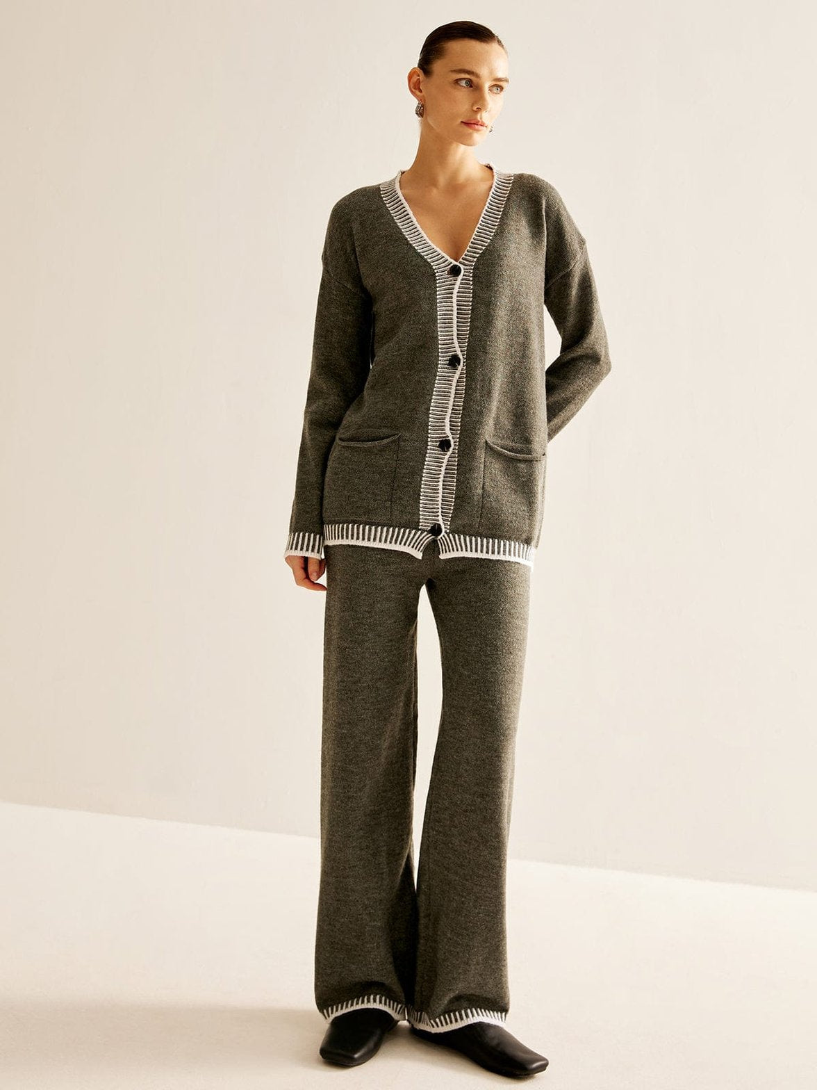 Cardigan gris avec bordures contrastées élégant