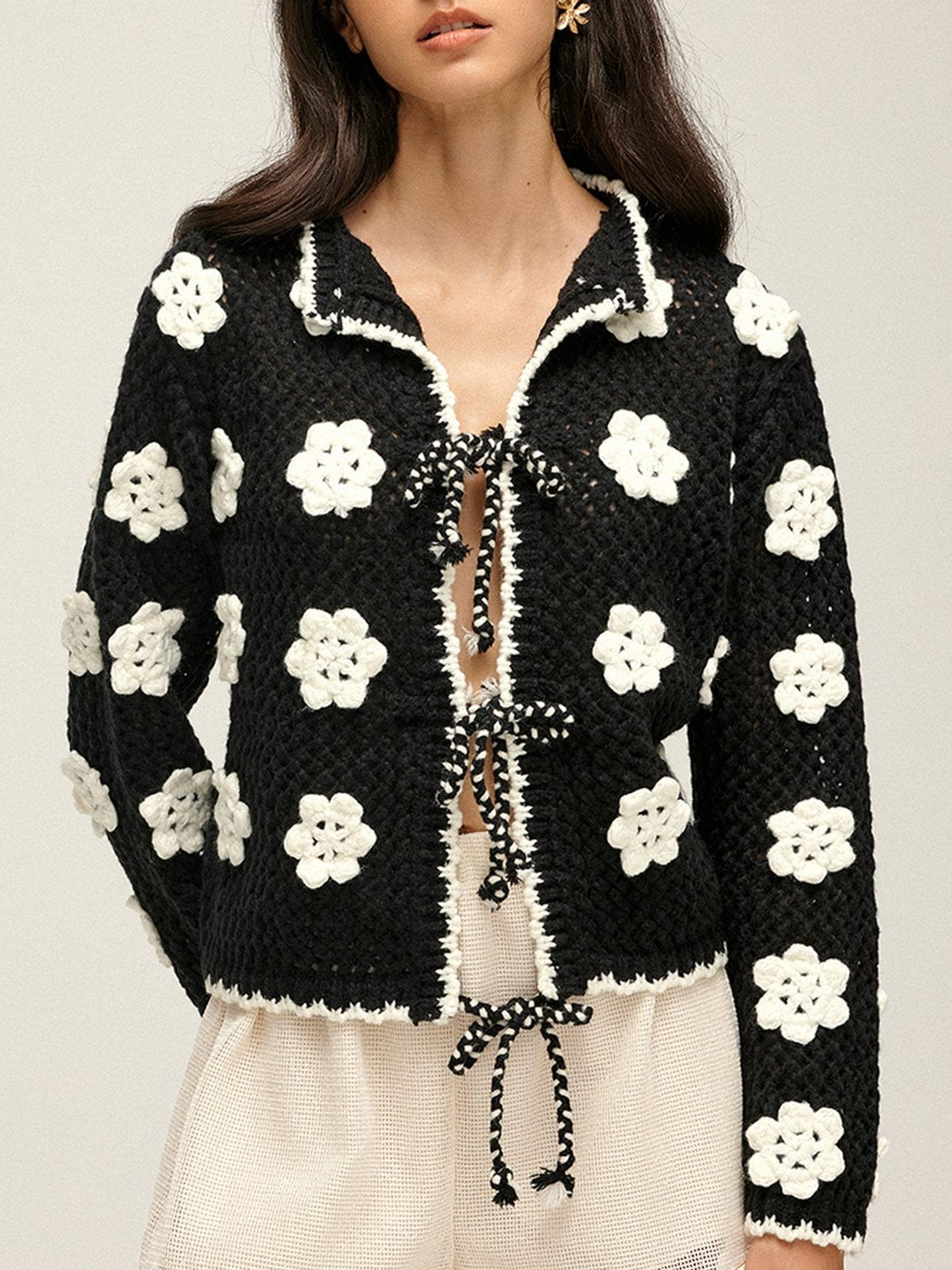 Cardigan floral noir et blanc doux
