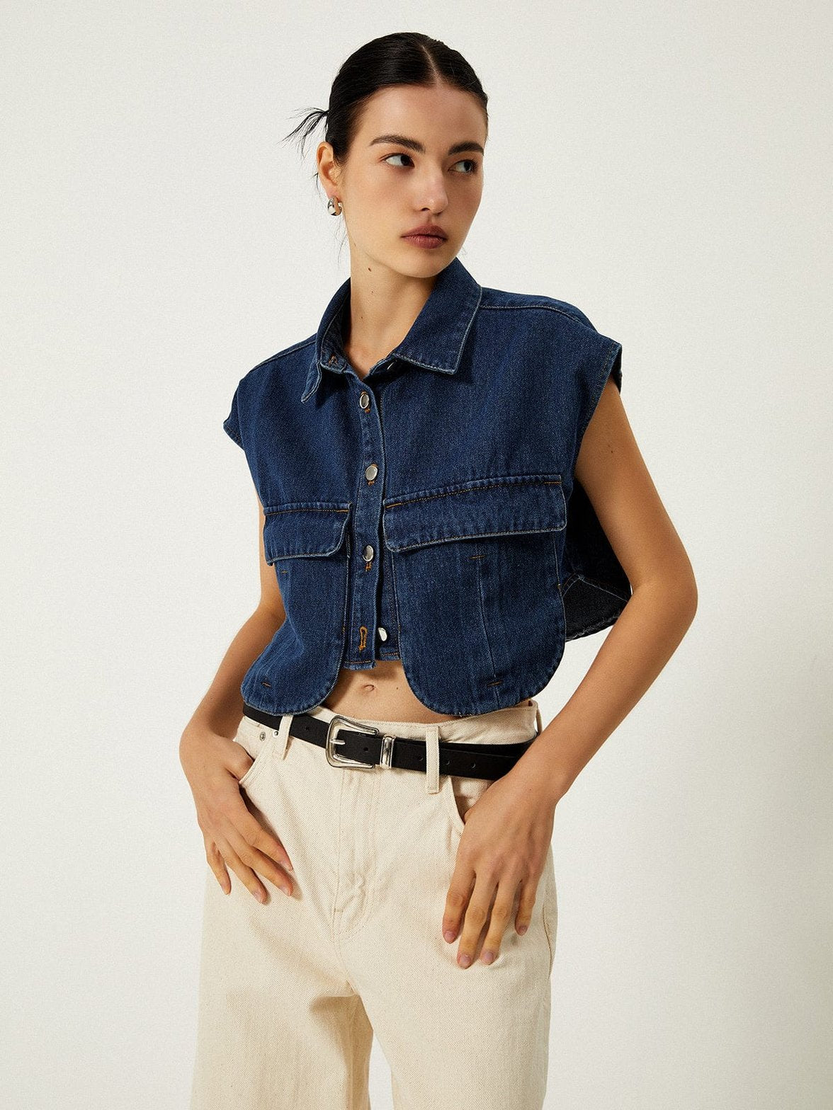 Cardigan denim bleu sans manches vue de face soleil