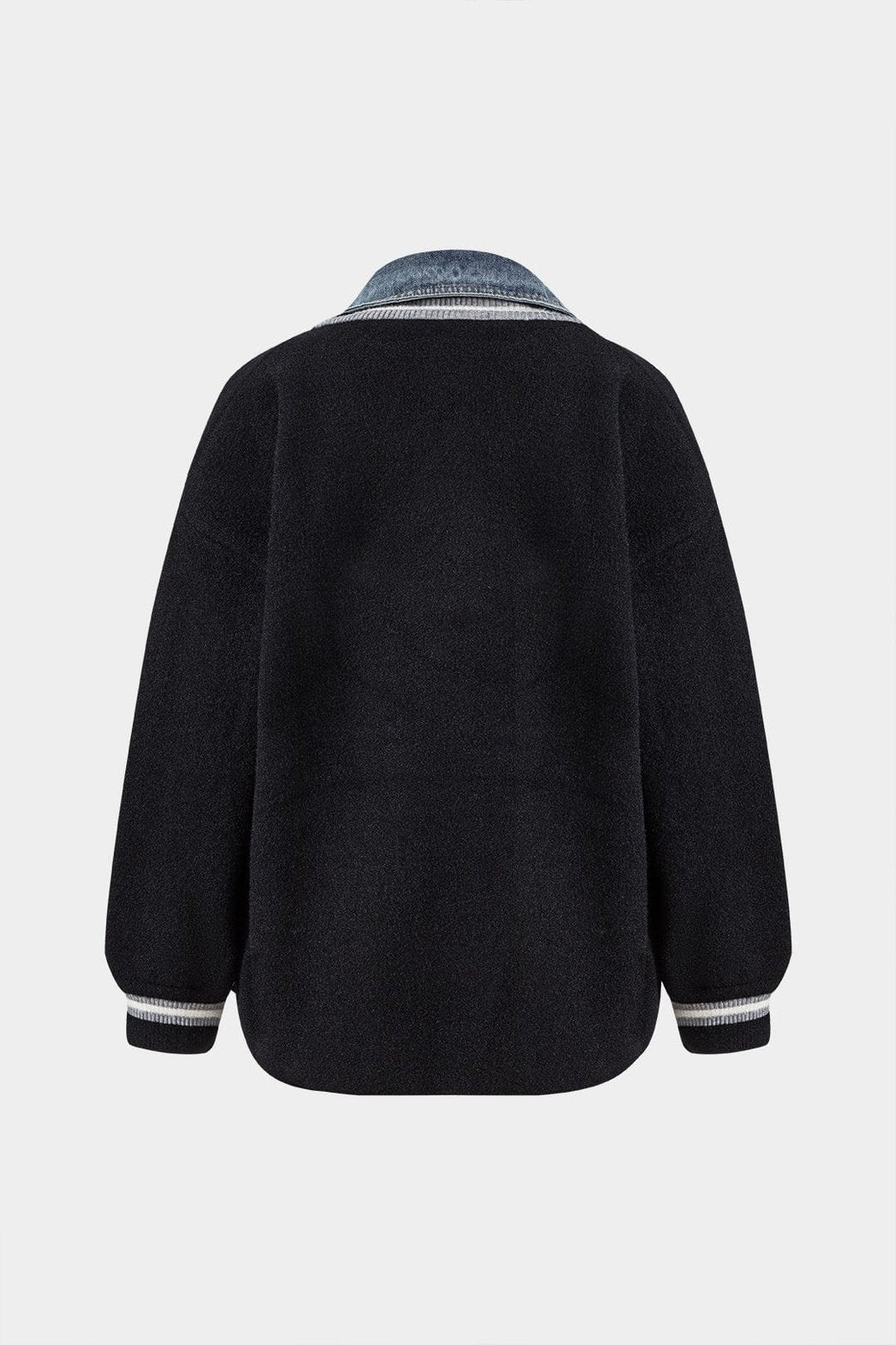 Cardigan noir et denim vue de dos nuit