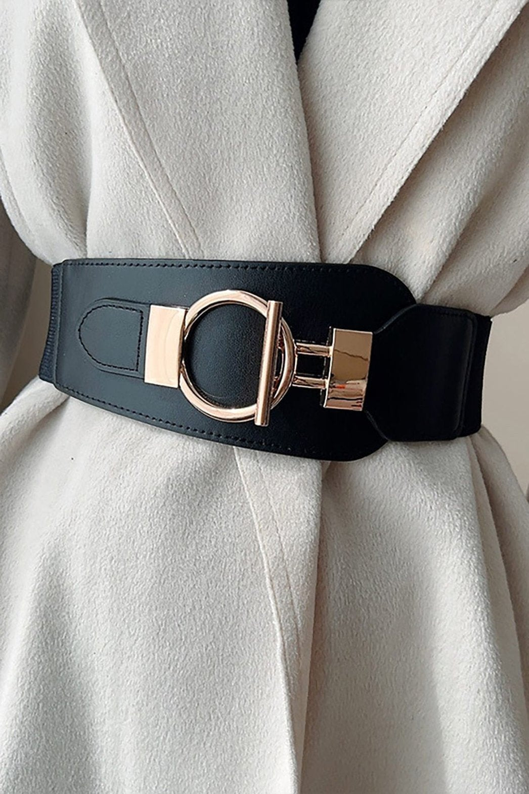 Détail de la boucle dorée sur ceinture large noire - Luxe