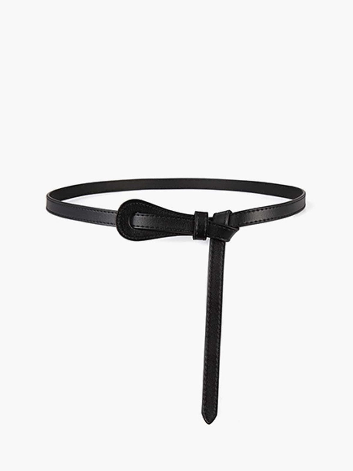 Ceinture fine en cuir portée sur robe beige lune