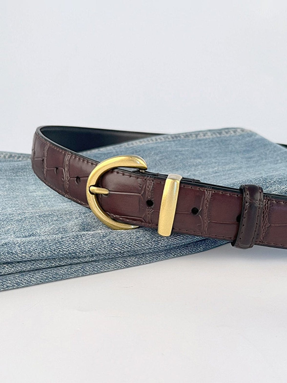 Détail de la boucle dorée sur ceinture en cuir étoile