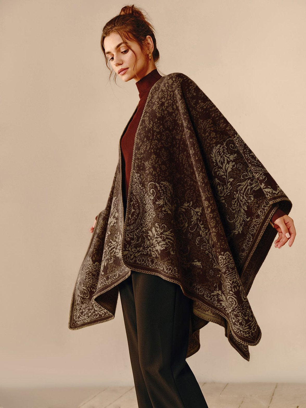 Châle baroque élégant porté sur pull bordeaux soleil