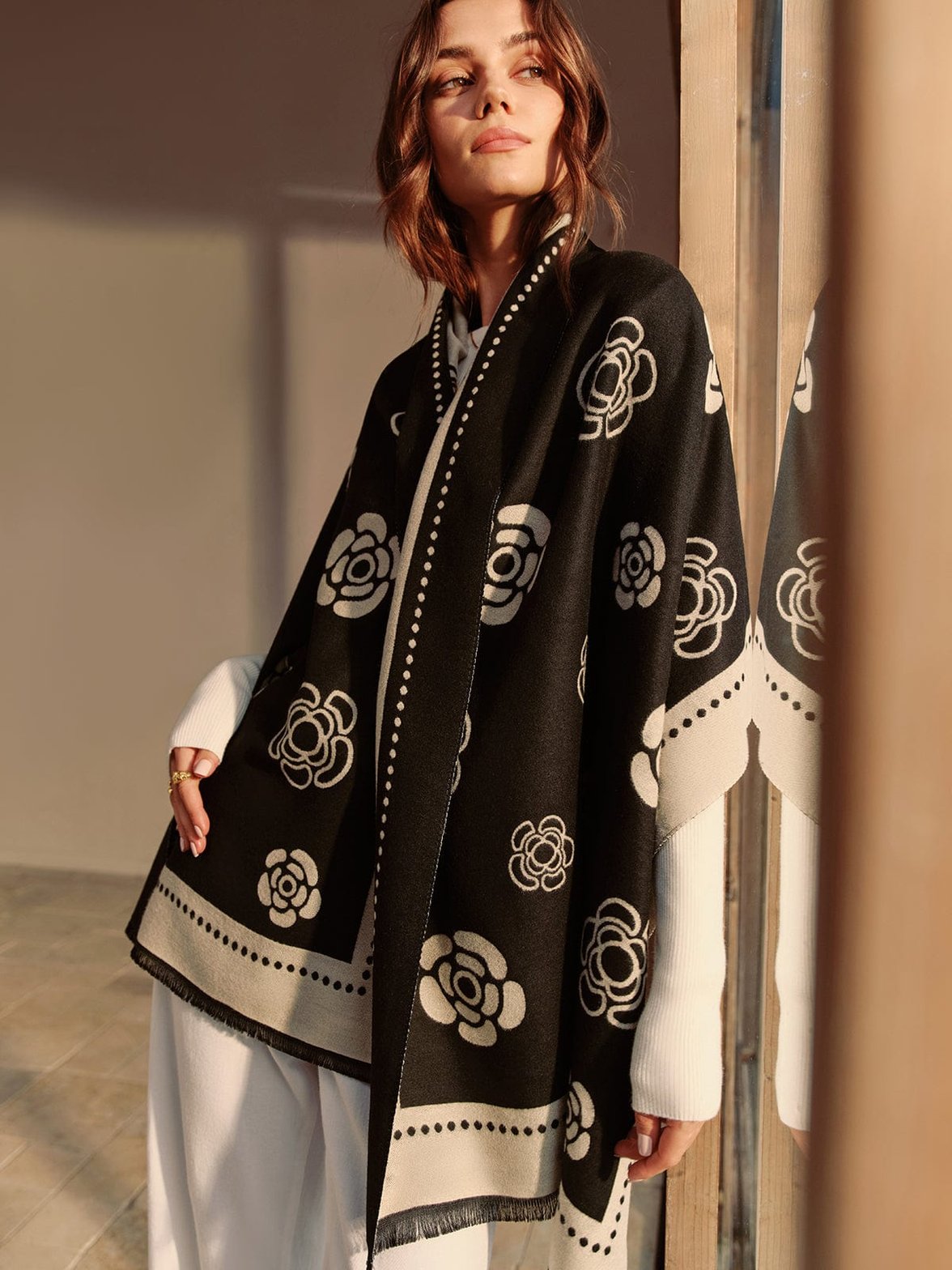 Châle noir et blanc camélia grâce