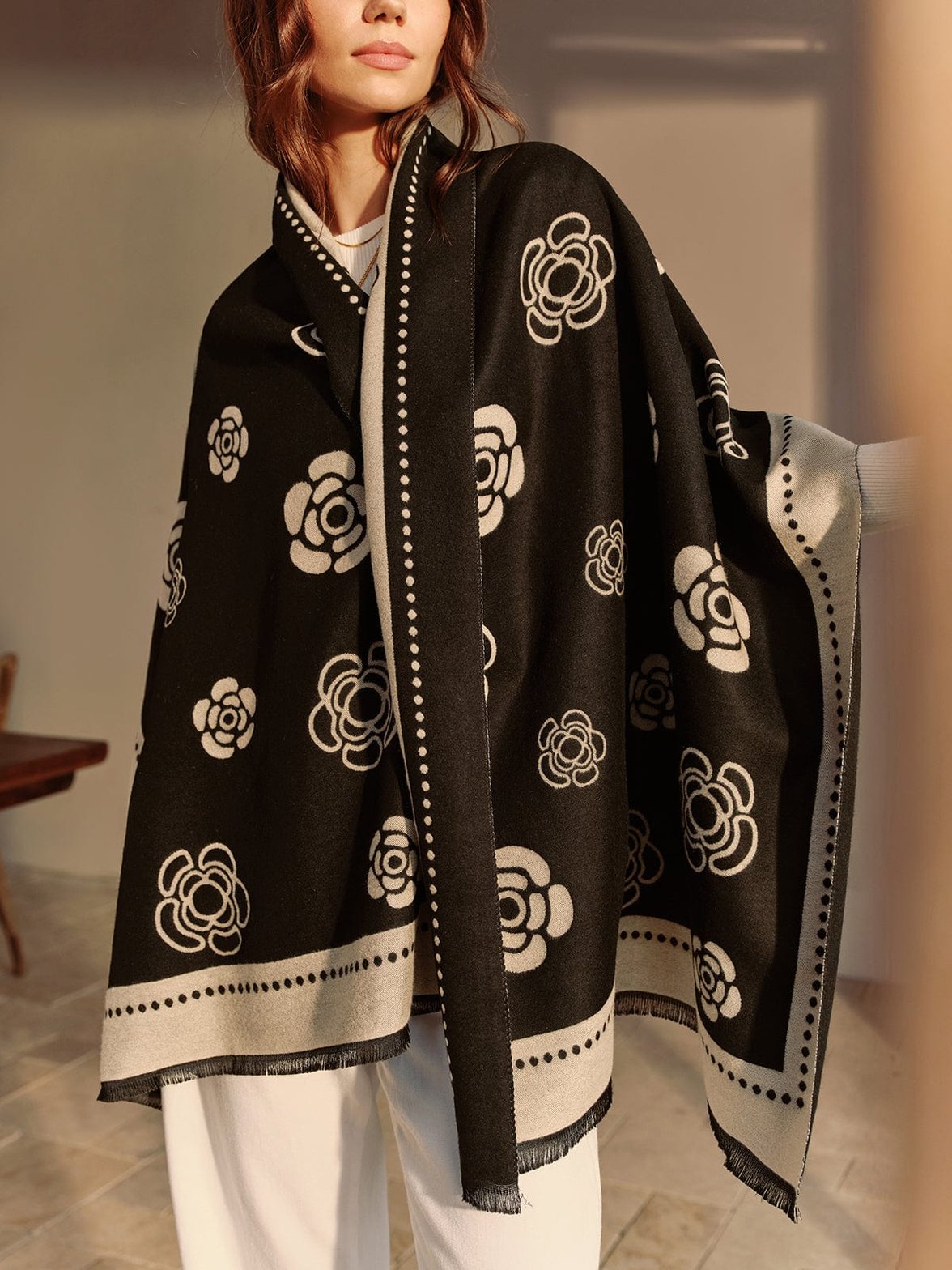 Châle noir motif camélia élégant douceur