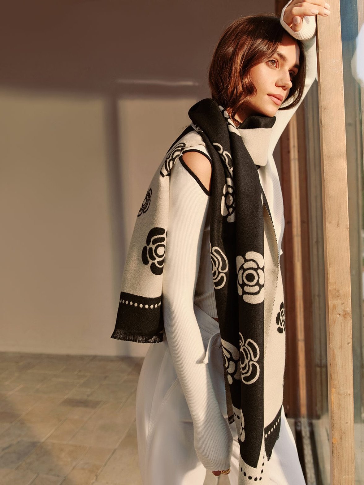 Détail motif camélia sur châle légèreté