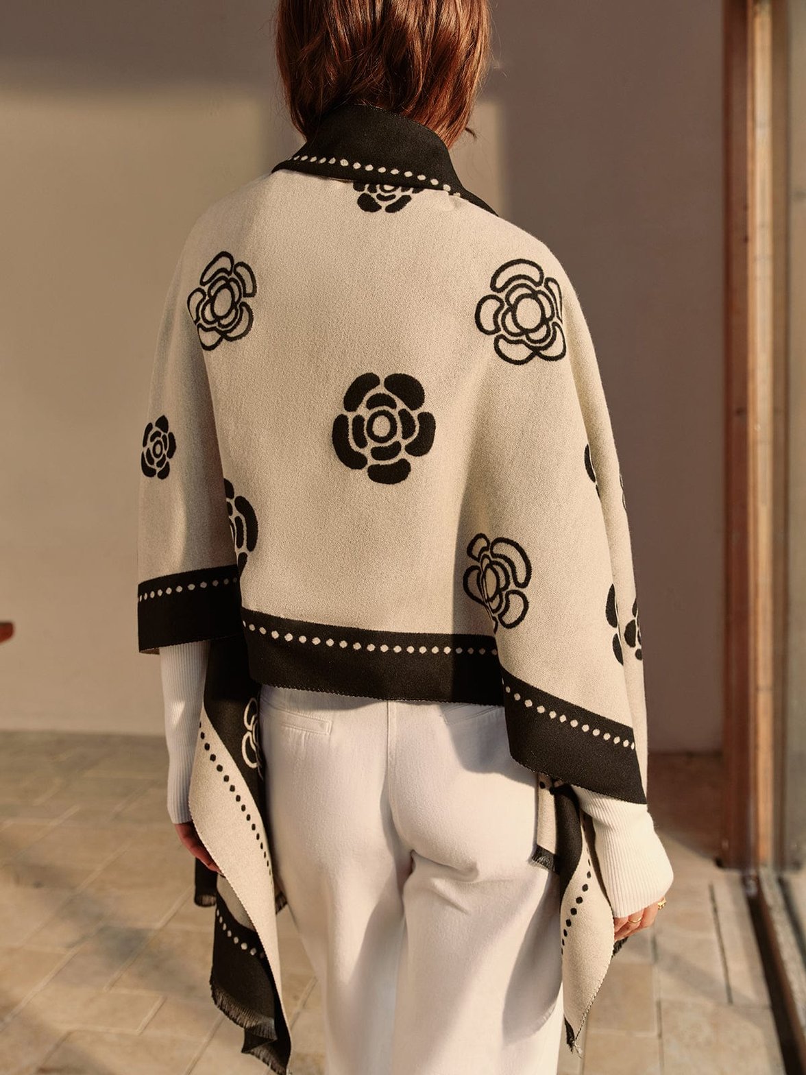 Vue portée châle camélia élégance