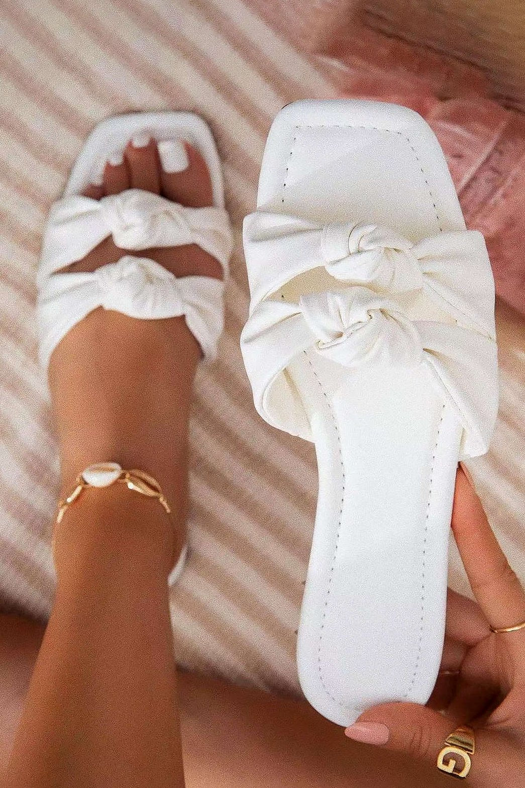 Chaussons blancs à nœuds décoratifs douceur