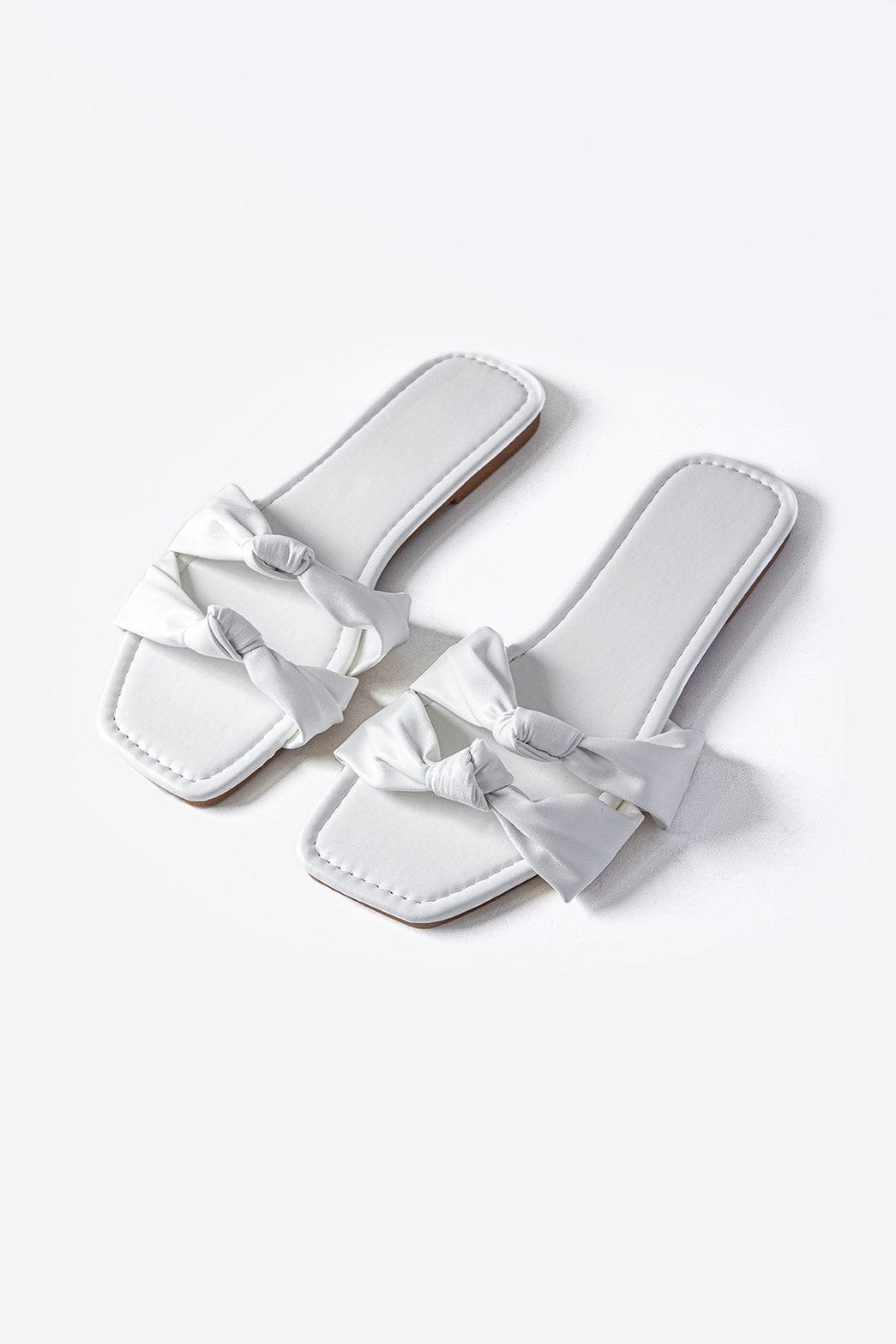 Chaussons style mules avec nœuds élégance