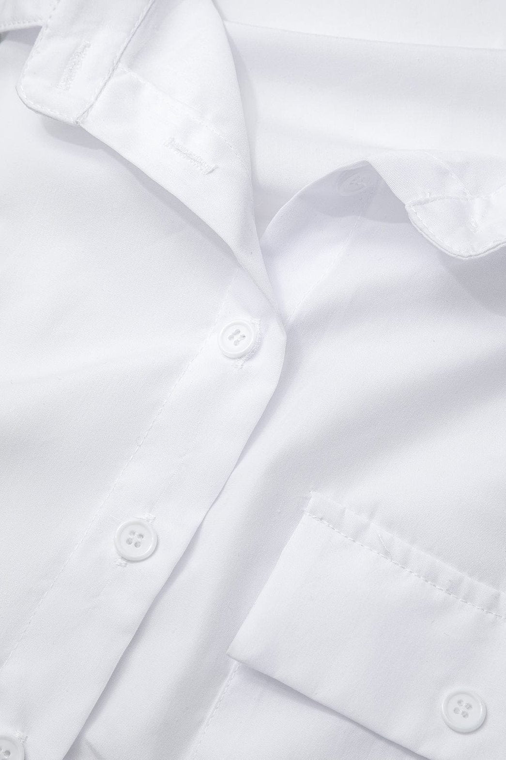 Détail col chemise blanche sophistication