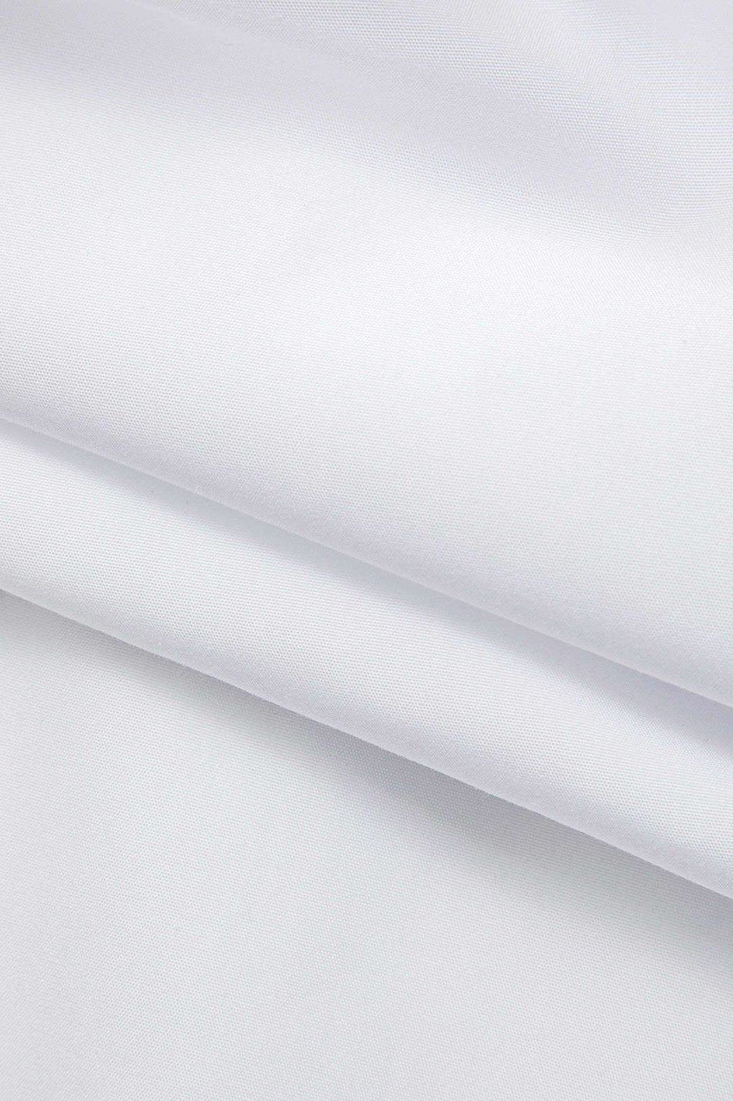 Vue latérale chemise blanche business raffinement