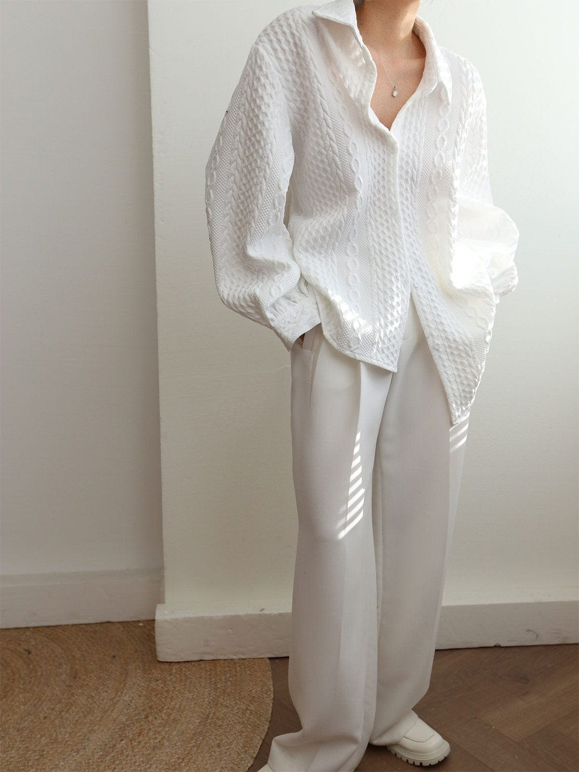 Chemise tricotée blanche détail épaule élégance