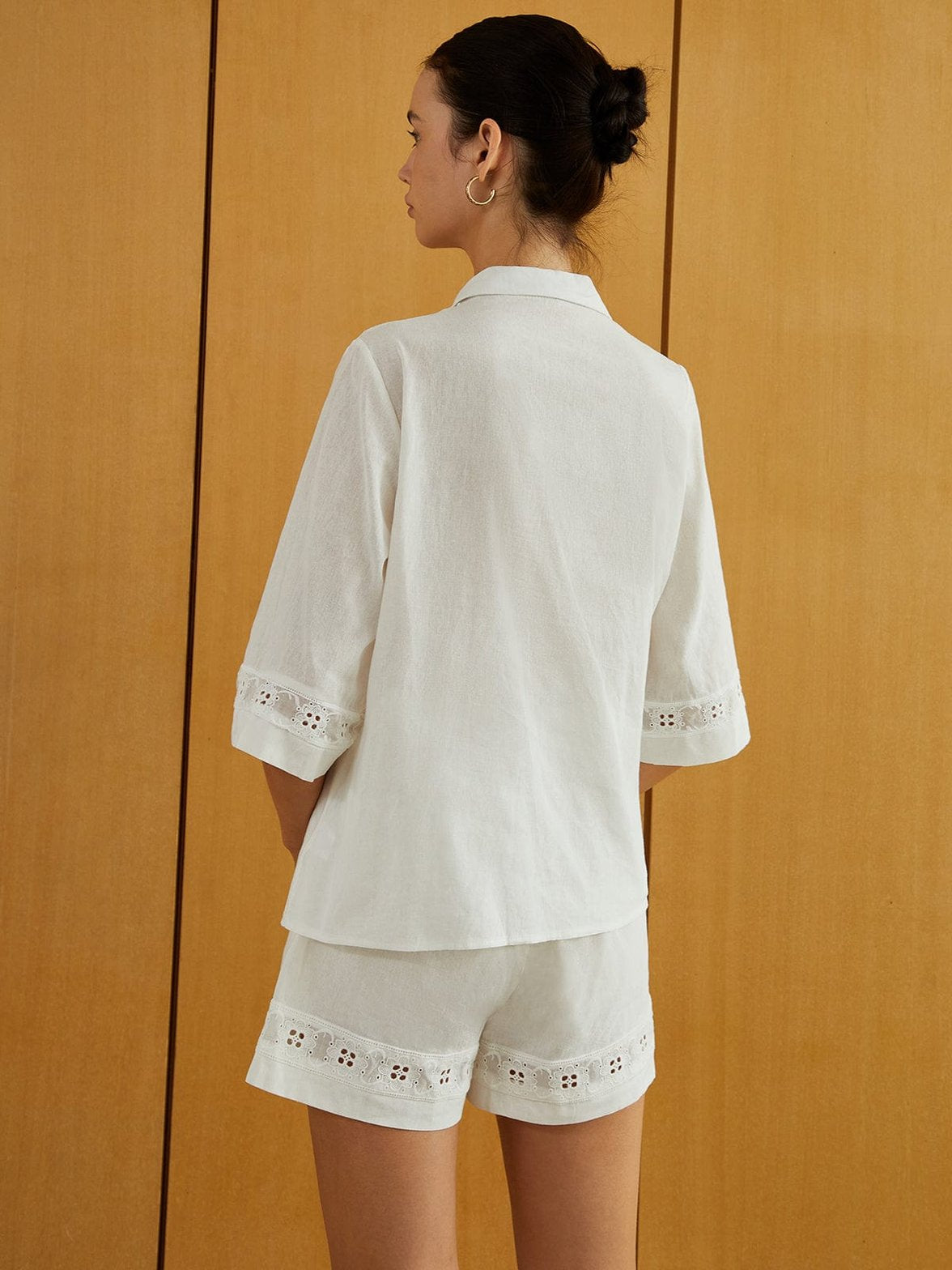 Chemisier blanc porté arc-en-ciel