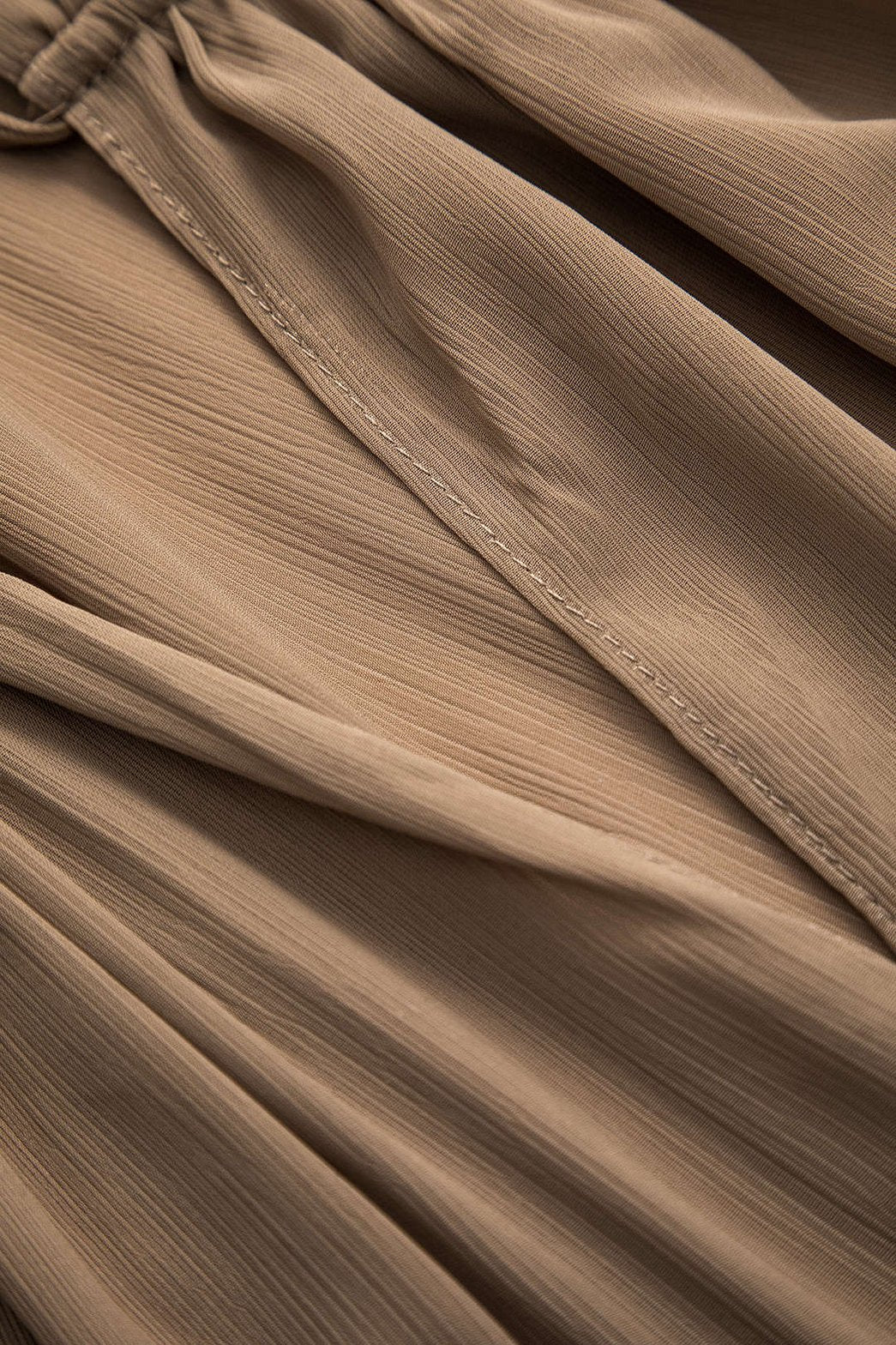 Chemisier plissé beige vue ensemble raffinement