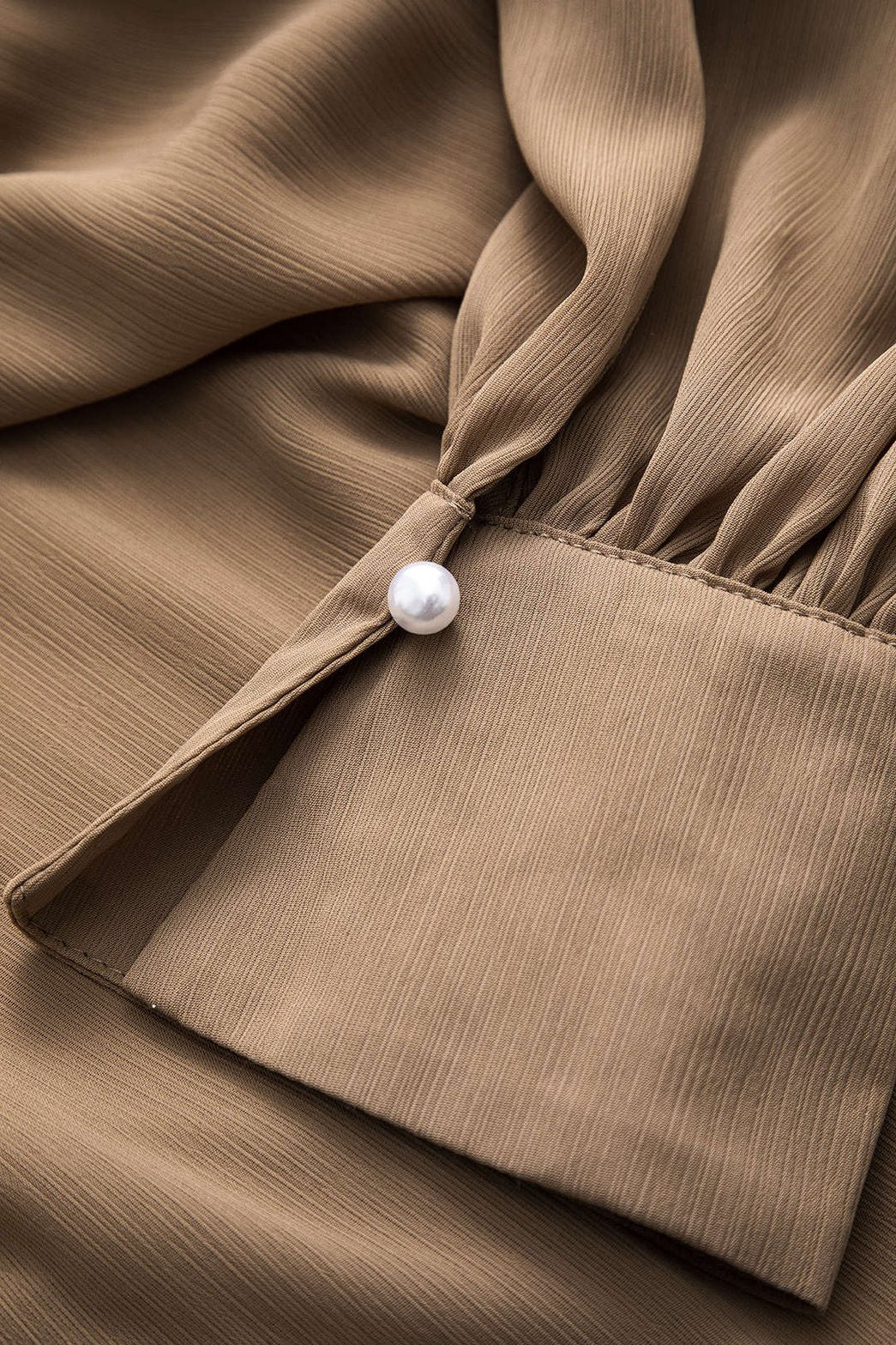 Chemisier plissé beige détail tissu délicatesse