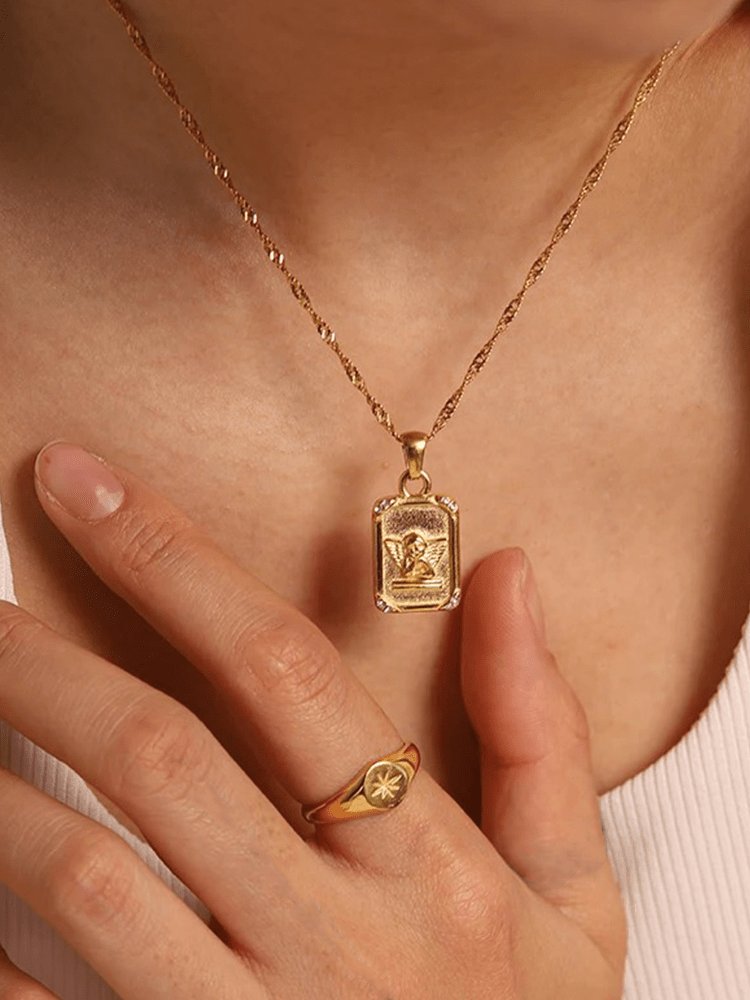 Collier ange plaqué or porté douceur