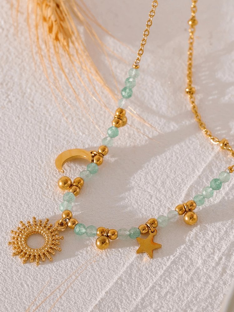 Détail des breloques soleil et lune avec pierres bleues jade