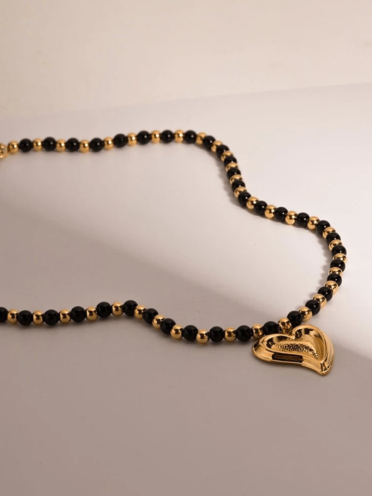 Collier coeur or porté élégant