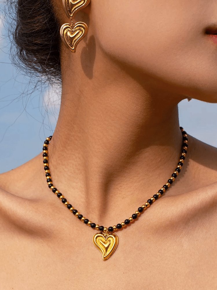 Collier coeur or avec perles d'agate noire étincelant