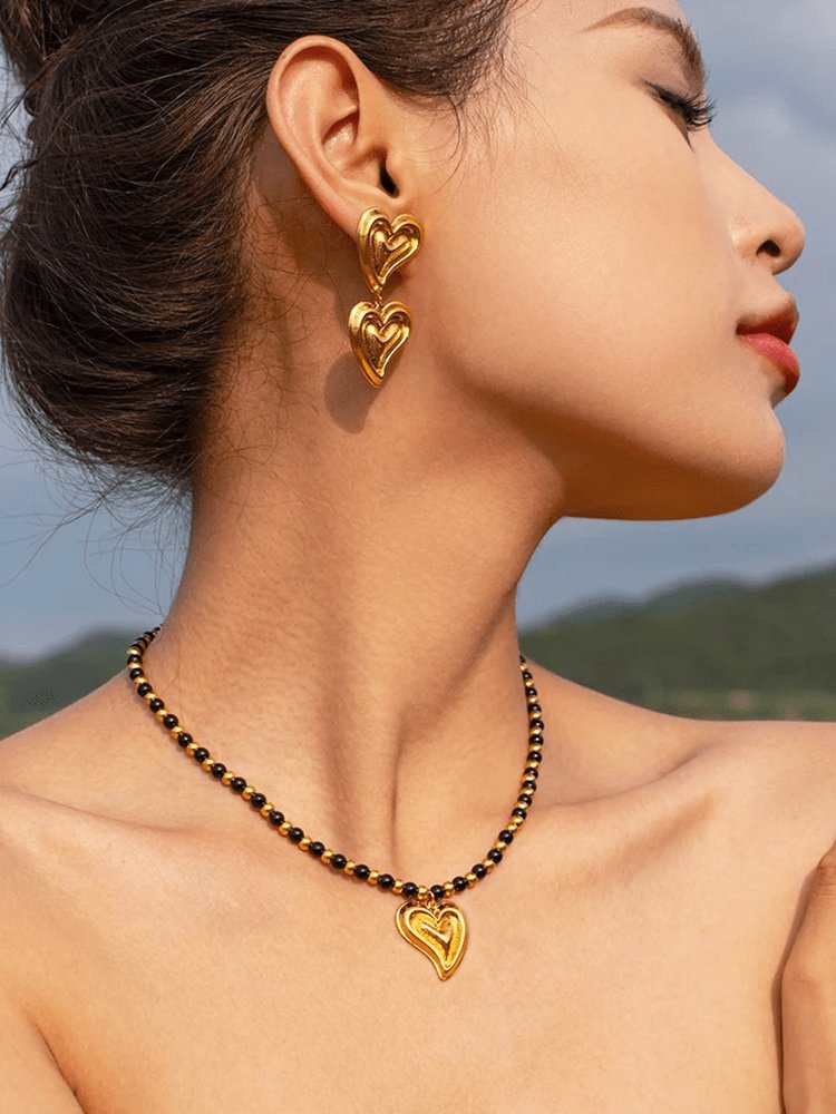 Détail du pendentif coeur en or gracieux